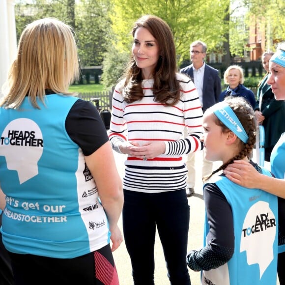 Kate Middleton, duchesse de Cambridge, recevait le 19 avril 2017 au palais de Kensington les coureurs de l'équipe Heads Together qui disputeront le 23 avril le marathon de Londres pour aider l'organisation dans son combat pour faire tomber le tabou de la santé mentale.