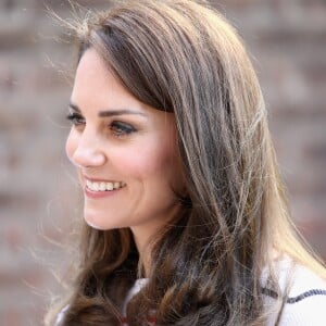 Kate Middleton, duchesse de Cambridge, recevait le 19 avril 2017 au palais de Kensington les coureurs de l'équipe Heads Together qui disputeront le 23 avril le marathon de Londres pour aider l'organisation dans son combat pour faire tomber le tabou de la santé mentale.