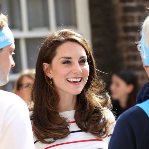 Kate Middleton, duchesse de Cambridge, recevait le 19 avril 2017 au palais de Kensington les coureurs de l'équipe Heads Together qui disputeront le 23 avril le marathon de Londres pour aider l'organisation dans son combat pour faire tomber le tabou de la santé mentale.