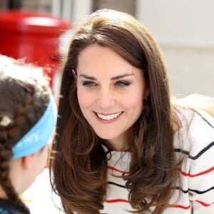 Kate Middleton, duchesse de Cambridge, recevait le 19 avril 2017 au palais de Kensington les coureurs de l'équipe Heads Together qui disputeront le 23 avril le marathon de Londres pour aider l'organisation dans son combat pour faire tomber le tabou de la santé mentale.