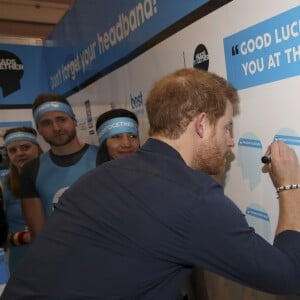 Le Prince Harry a inauguré la "Virgin Money London Marathon Expo" au centre sportif ExCel à Londres, le 19 avril 2017.