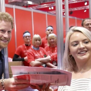 Le Prince Harry a inauguré la "Virgin Money London Marathon Expo" au centre sportif ExCel à Londres, le 19 avril 2017.