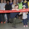 Le Prince Harry ouvre le "Virgin Money London Marathon Expo" au centre sportif ExCel à Londres, Royaume Uni, le 19 avril 2017.  Britain's Prince Harry is helped by Melissa Howse to officially open the Virgin Money London Marathon Expo at ExCel in London, Uk on April 19, 2017. Prince Harry, who is Patron of the London Marathon Charitable Trust, will meet runners and hand out race numbers, along with special edition "Heads Together" headbands, which is the official Charity of the Year for this year's marathon.19/04/2017 - Londres