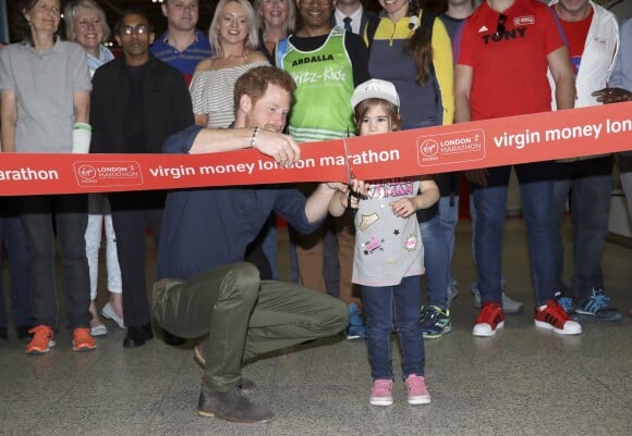 Le Prince Harry ouvre le "Virgin Money London Marathon Expo" au centre sportif ExCel à Londres, Royaume Uni, le 19 avril 2017.  Britain's Prince Harry is helped by Melissa Howse to officially open the Virgin Money London Marathon Expo at ExCel in London, Uk on April 19, 2017. Prince Harry, who is Patron of the London Marathon Charitable Trust, will meet runners and hand out race numbers, along with special edition "Heads Together" headbands, which is the official Charity of the Year for this year's marathon.19/04/2017 - Londres