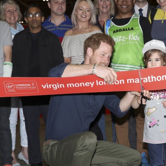 Le Prince Harry ouvre le "Virgin Money London Marathon Expo" au centre sportif ExCel à Londres, Royaume Uni, le 19 avril 2017.  Britain's Prince Harry is helped by Melissa Howse to officially open the Virgin Money London Marathon Expo at ExCel in London, Uk on April 19, 2017. Prince Harry, who is Patron of the London Marathon Charitable Trust, will meet runners and hand out race numbers, along with special edition "Heads Together" headbands, which is the official Charity of the Year for this year's marathon.19/04/2017 - Londres