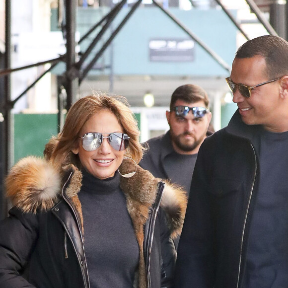 Jennifer Lopez et son compagnon Alex Rodriguez se baladent main dans la main dans le quartier de Soho à New York, le 2 avril 2017