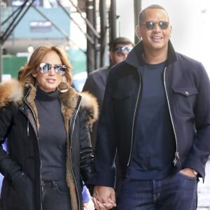 Jennifer Lopez et son compagnon Alex Rodriguez se baladent main dans la main dans le quartier de Soho à New York, le 2 avril 2017