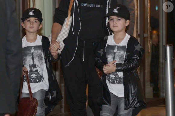 Exclusif - Nelson et Eddy, les jumeaux de Céline Dion quittent l'hôtel Royal Monceau le 9 juillet 2016.
