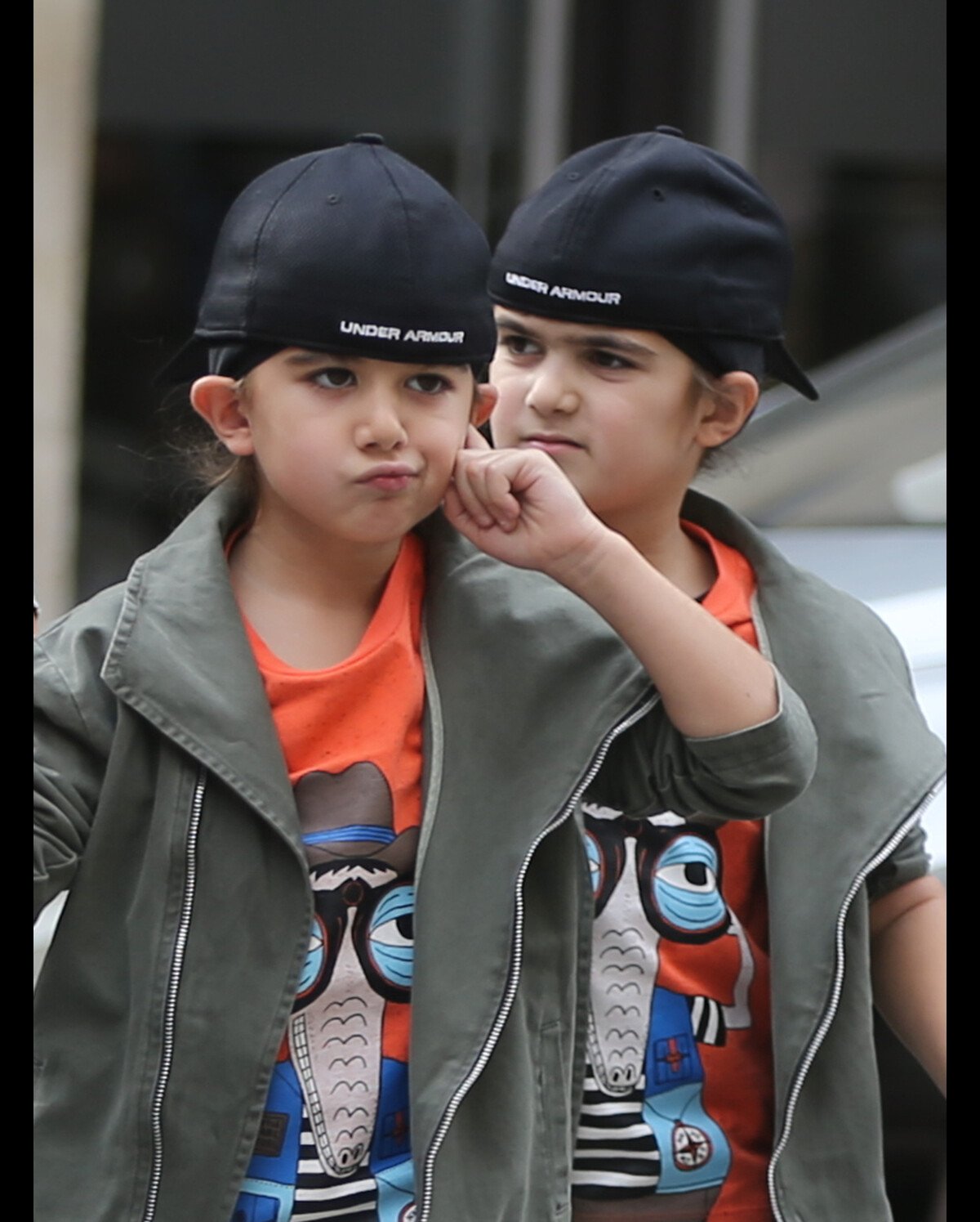 Photo Exclusif Nelson et Eddy Angelil les jumeaux de Celine Dion se promenent avec leurs deux nounous leurs deux gardes du corps et leur chauffeur a Paris le 29 juin 2016. Purepeople