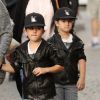 Exclusif - Nelson et Eddy Angélil, les jumeaux de Céline Dion visitent le Quartier de la Butte Montmartre avec leurs trois nounous, leurs deux gardes du corps et leur chauffeur à Paris le 27 juin 2016.