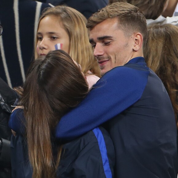 Antoine Griezmann et sa compagne Erika Choperena - Les joueurs retrouvent leur famille dans les tribunes à la fin du match de quart de finale de l'UEFA Euro 2016 France-Islande au Stade de France à Saint-Denis le 3 juillet 2016. © Cyril Moreau / Bestimage