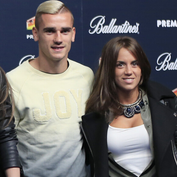 Antoine Griezmann et sa compagne Erika Choperena - Photocall de la soirée 40 Principales Music Awards à Madrid le 12 décembre 2014.