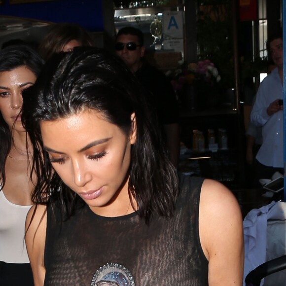 Kim et Kourtney Kardashian quitte les studios d'enregistrement à Los Angeles le 20 avril 2017.