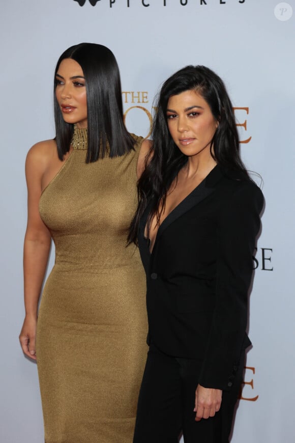 Kim Kardashian et sa soeur Kourtney Kardashian lors de la première "The Promise" à Hollywood, le 12 avril 2017.