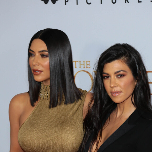 Kim Kardashian et sa soeur Kourtney Kardashian lors de la première "The Promise" à Hollywood, le 12 avril 2017.