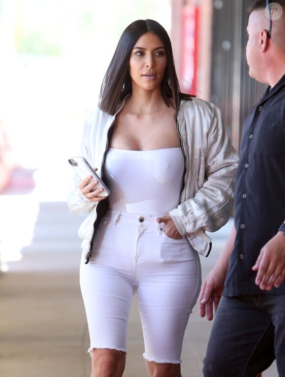 Kim Kardashian et Khloe Kardashian sont allées déjeuner à Culver City, Les deux soeurs ne portent pas de soutien-gorge et Kim porte un haut blanc très transparent! Le 31 mars 2017.
