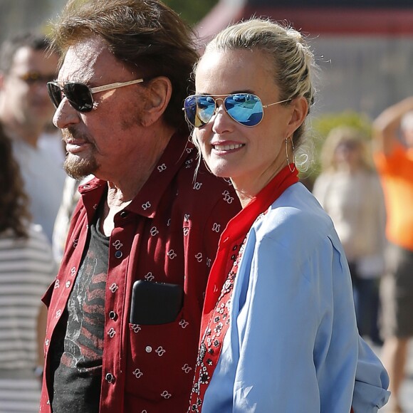 Johnny Hallyday avec sa femme Laeticia, leurs filles Jade et Joy, Marie Poniatowski avec son mari Pierre Rambaldi et leur fille Tess, à Santa Monica, le 1er avril 2017.