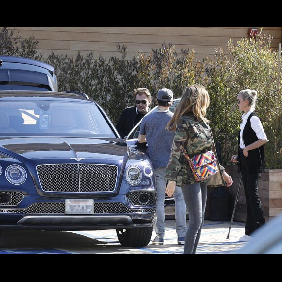 exclusif : David Hallyday, qui était en vacances au ski à Vail dans le Colorado en famille, est venu rendre visite à son père Johnny Hallyday pour la première fois depuis l'annonce de sa maladie. Johnny Hallyday et sa femme Laeticia sont sortis de chez eux à Pacific Palisades vers 13h30 avec leur nouvelle voiture, une Bentley Bentayga SUV pour se rendre au restaurant à Malibu retrouver son fils David Hallyday, qu'il n'a pas vu depuis longtemps! Après le déjeuner, Johnny Hallyday est sorti en premier avec ses petits enfants Emma et Cameron pour leur faire découvrir sa nouvelle Bentley! Laeticia et David sont ensuite sortis du restaurant. David est en admiration devant la voiture de son père! Emma et Cameron sont montés avec leur grand-père Johnny pour rejoindre la maison. David et sa femme Alexandra les ont rejoint ensuite. Ils ont tous admiré les motos et voitures de Johnny dans le garage. Le 10 avril 2017. -