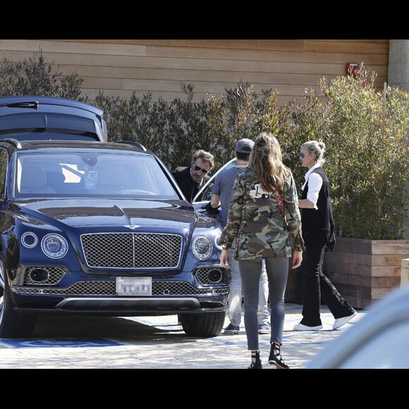 exclusif : David Hallyday, qui était en vacances au ski à Vail dans le Colorado en famille, est venu rendre visite à son père Johnny Hallyday pour la première fois depuis l'annonce de sa maladie. Johnny Hallyday et sa femme Laeticia sont sortis de chez eux à Pacific Palisades vers 13h30 avec leur nouvelle voiture, une Bentley Bentayga SUV pour se rendre au restaurant à Malibu retrouver son fils David Hallyday, qu'il n'a pas vu depuis longtemps! Après le déjeuner, Johnny Hallyday est sorti en premier avec ses petits enfants Emma et Cameron pour leur faire découvrir sa nouvelle Bentley! Laeticia et David sont ensuite sortis du restaurant. David est en admiration devant la voiture de son père! Emma et Cameron sont montés avec leur grand-père Johnny pour rejoindre la maison. David et sa femme Alexandra les ont rejoint ensuite. Ils ont tous admiré les motos et voitures de Johnny dans le garage. Le 10 avril 2017. -