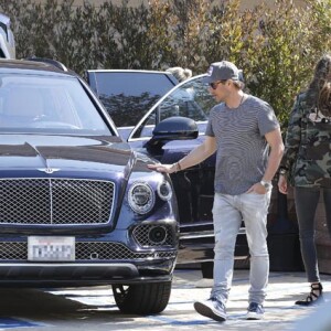exclusif : David Hallyday, qui était en vacances au ski à Vail dans le Colorado en famille, est venu rendre visite à son père Johnny Hallyday pour la première fois depuis l'annonce de sa maladie. Johnny Hallyday et sa femme Laeticia sont sortis de chez eux à Pacific Palisades vers 13h30 avec leur nouvelle voiture, une Bentley Bentayga SUV pour se rendre au restaurant à Malibu retrouver son fils David Hallyday, qu'il n'a pas vu depuis longtemps! Après le déjeuner, Johnny Hallyday est sorti en premier avec ses petits enfants Emma et Cameron pour leur faire découvrir sa nouvelle Bentley! Laeticia et David sont ensuite sortis du restaurant. David est en admiration devant la voiture de son père! Emma et Cameron sont montés avec leur grand-père Johnny pour rejoindre la maison. David et sa femme Alexandra les ont rejoint ensuite. Ils ont tous admiré les motos et voitures de Johnny dans le garage. Le 10 avril 2017. -