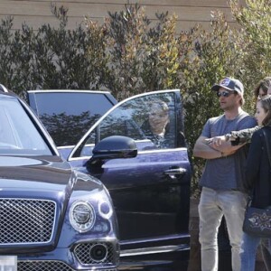 exclusif : David Hallyday, qui était en vacances au ski à Vail dans le Colorado en famille, est venu rendre visite à son père Johnny Hallyday pour la première fois depuis l'annonce de sa maladie. Johnny Hallyday et sa femme Laeticia sont sortis de chez eux à Pacific Palisades vers 13h30 avec leur nouvelle voiture, une Bentley Bentayga SUV pour se rendre au restaurant à Malibu retrouver son fils David Hallyday, qu'il n'a pas vu depuis longtemps! Après le déjeuner, Johnny Hallyday est sorti en premier avec ses petits enfants Emma et Cameron pour leur faire découvrir sa nouvelle Bentley! Laeticia et David sont ensuite sortis du restaurant. David est en admiration devant la voiture de son père! Emma et Cameron sont montés avec leur grand-père Johnny pour rejoindre la maison. David et sa femme Alexandra les ont rejoint ensuite. Ils ont tous admiré les motos et voitures de Johnny dans le garage. Le 10 avril 2017. -