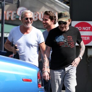 Exclusif - Johnny Hallyday a déjeuné au restaurant 26 Beach à Venice avec son ami Jean-Claude Darmon et son manager Sébastien Farran, le 22 avril 2017 à Los Angeles.
