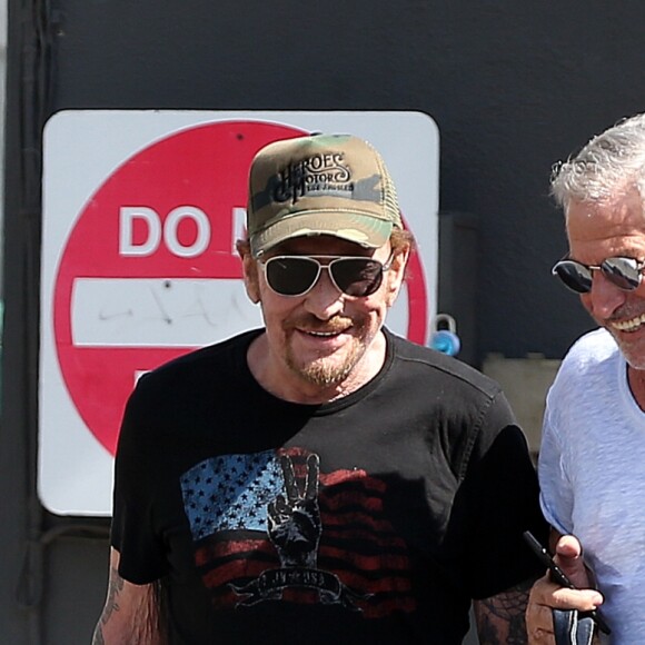 Exclusif - Johnny Hallyday a déjeuné au restaurant 26 Beach à Venice avec son ami Jean-Claude Darmon et son manager Sébastien Farran, le 22 avril 2017 à Los Angeles.