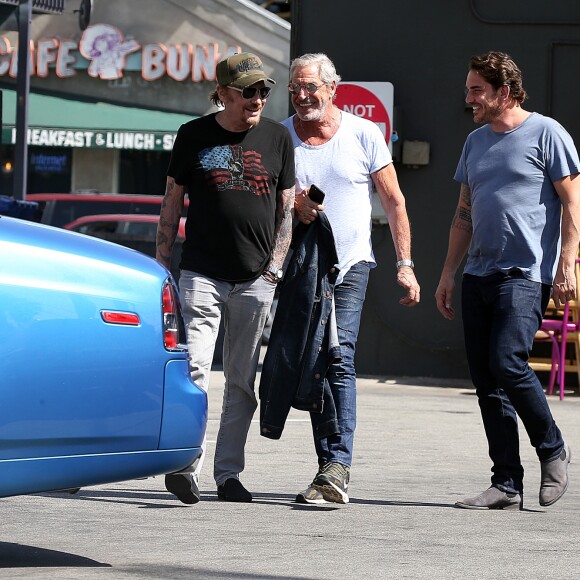 Exclusif - Johnny Hallyday a déjeuné au restaurant 26 Beach à Venice avec son ami Jean-Claude Darmon et son manager Sébastien Farran, le 22 avril 2017 à Los Angeles.