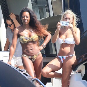 Exclusif - Melanie Brown (Mel B) et son mari Stephen Belafonte en vacances en compagnie de la baby-sitter allemande Lorraine Gilles sur un yacht avec des amis à Ibiza le 3 juillet 2016.