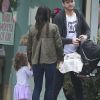 Ashton Kutcher et sa femme Mila Kunis se baladent en famille à Beverly Hills. Alors que Ashton installe son fils Dimitri dans la voiture, Mark Kunis le père de Mila s'occupe de la petite Wyatt qui semble faire un caprice! Le 26 mars 2017