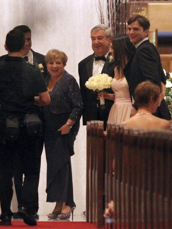 Elvira, Mark et Mila Kunis avec Ashton Kutcher assistent au mariage du frère aîné de Mila, Michael, avec la danseuse Alexandra Blacker en Floride le 7 décembre 2013