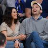 Mila Kunis et Ashton Kutcher très amoureux et très complices au match de basket des Lakers à Oklahoma City, le 19 décembre 2014.