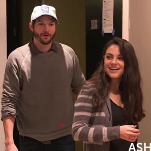 Ashton Kutcher et Mila Kunis dans une vidéo tournée fin 2016 pour le site déco "Houzz". L'actrice américaine avait fait la surprise de redécorer entièrement l'appartement de ses parents, Elvira et Mark Kunis.