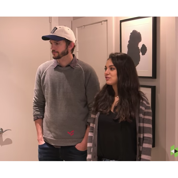 Ashton Kutcher et Mila Kunis dans une vidéo tournée fin 2016 pour le site déco "Houzz". L'actrice américaine avait fait la surprise de redécorer entièrement l'appartement de ses parents, Elvira et Mark Kunis.