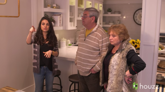 Mila Kunis et ses parents Elvira et Mark dans une vidéo tournée fin 2016 pour le site déco "Houzz". L'actrice américaine avait fait la surprise de redécorer entièrement l'appartement de ses parents.