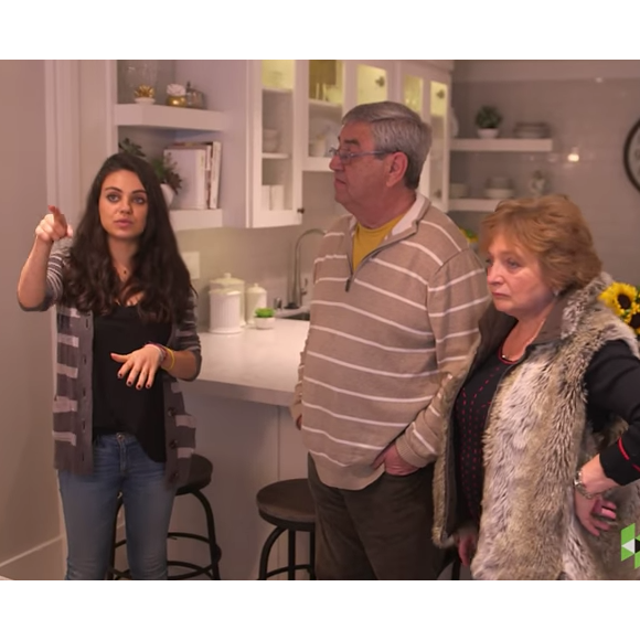 Mila Kunis et ses parents Elvira et Mark dans une vidéo tournée fin 2016 pour le site déco "Houzz". L'actrice américaine avait fait la surprise de redécorer entièrement l'appartement de ses parents.