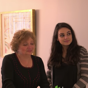 Mila Kunis et ses parents Elvira et Mark dans une vidéo tournée fin 2016 pour le site déco "Houzz". L'actrice américaine avait fait la surprise de redécorer entièrement l'appartement de ses parents.