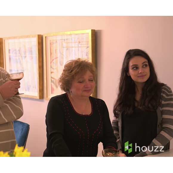Mila Kunis et ses parents Elvira et Mark dans une vidéo tournée fin 2016 pour le site déco "Houzz". L'actrice américaine avait fait la surprise de redécorer entièrement l'appartement de ses parents.
