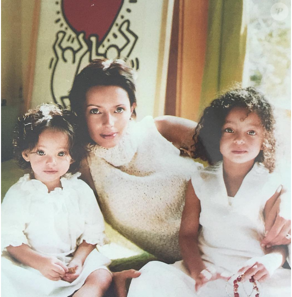 Jenaye Noah pose avec sa maman Heather Stewart-Whyte et sa soeur Eleejah.