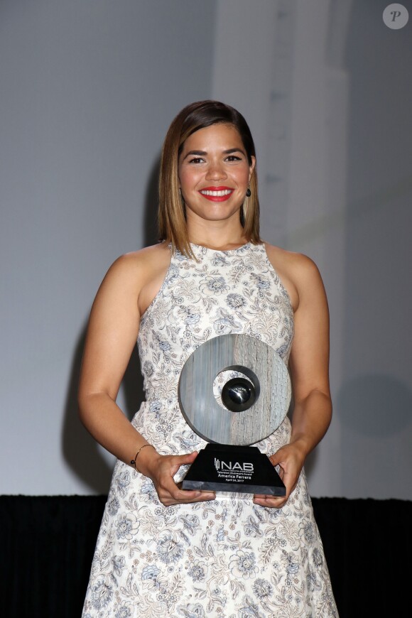America Ferrera reçoit le prix "Television Chairman's Award" lors de la convention nationale de l'association des sociétés de diffusion à Las Vegas. Le 24 avril 2017 © CPA / Bestimage