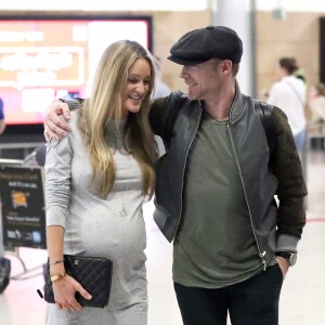 Exclusif - Storm Keating enceinte va chercher son mari Ronan Keating à l'aéroport de Sydney, le 27 mars 2017.