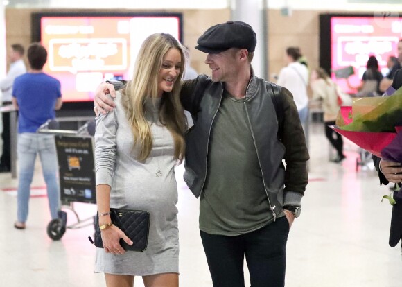 Exclusif - Storm Keating enceinte va chercher son mari Ronan Keating à l'aéroport de Sydney, le 27 mars 2017.