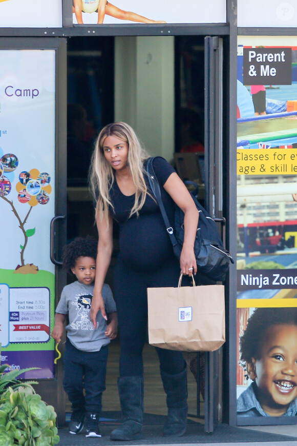 Exclusif - La chanteuse Ciara, très enceinte, emmène son fils Future Zahir à un cours de gym pour enfants à Culver City, Los Angeles, le 4 avril 2017