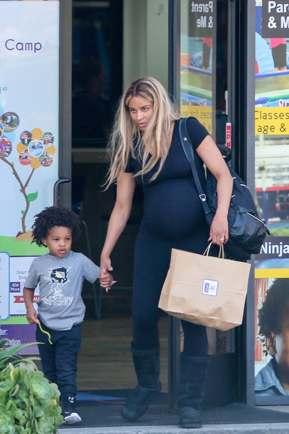 Exclusif - La chanteuse Ciara, très enceinte, emmène son fils Future Zahir à un cours de gym pour enfants à Culver City, Los Angeles, le 4 avril 2017.
