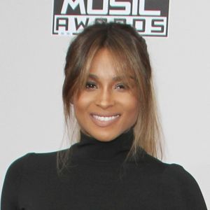 La chanteuse Ciara (enceinte) au "American Music Awards 2016" au théâtre Microsoft à Los Angeles. Le 20 novembre 2016