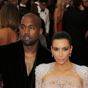 Kanye West et sa femme Kim Kardashian à la Soirée Costume Institute Gala 2015 (Met Ball) au Metropolitan Museum célébrant l'ouverture de Chine: à travers le miroir à New York, le 4 mai 2015.