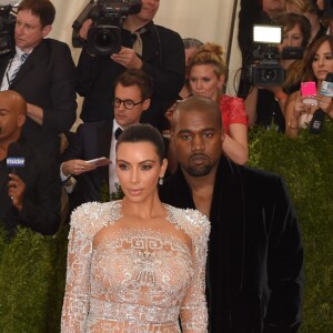 Kanye West et sa femme Kim Kardashian à la Soirée Costume Institute Gala 2015 (Met Ball) au Metropolitan Museum célébrant l'ouverture de Chine: à travers le miroir à New York, le 4 mai 2015.
