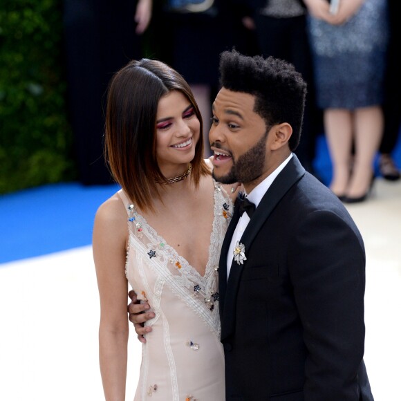 Selena Gomez et The Weeknd - Met Gala 2017, exposition "Rei Kawakubo/Comme des Garçons: Art Of The In-Between" au Metropolitan Museum of Art. New York, le 1er mai 2017.