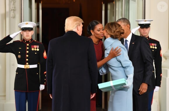 Melania Trump (qui apporte un cadeau), Donald Trump, Barack Obama et Michelle Obama au Capitol à Washington, le 20 janvier 2017