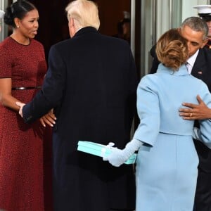 Melania Trump (qui apporte un cadeau), Donald Trump, Barack Obama et Michelle Obama au Capitol à Washington, le 20 janvier 2017